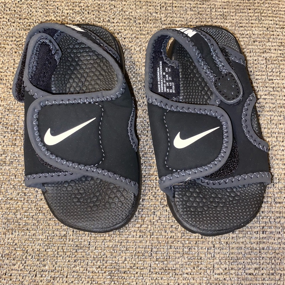 SOLD Black Nike Sandals Sz 5C